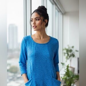 Onque Casual “Blue My Mind” Women’s Top. 2 pockets. Shark bite hem. Small. NWT